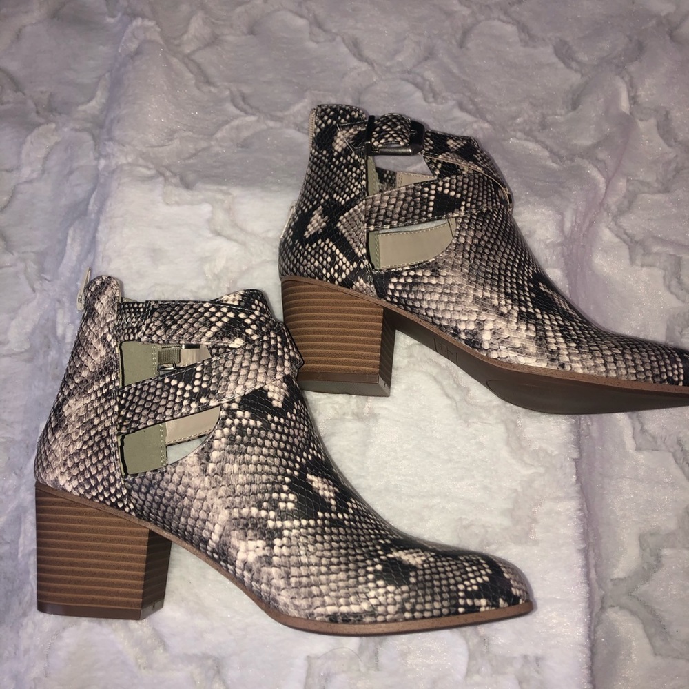Fergalious snake skin boot NWOT